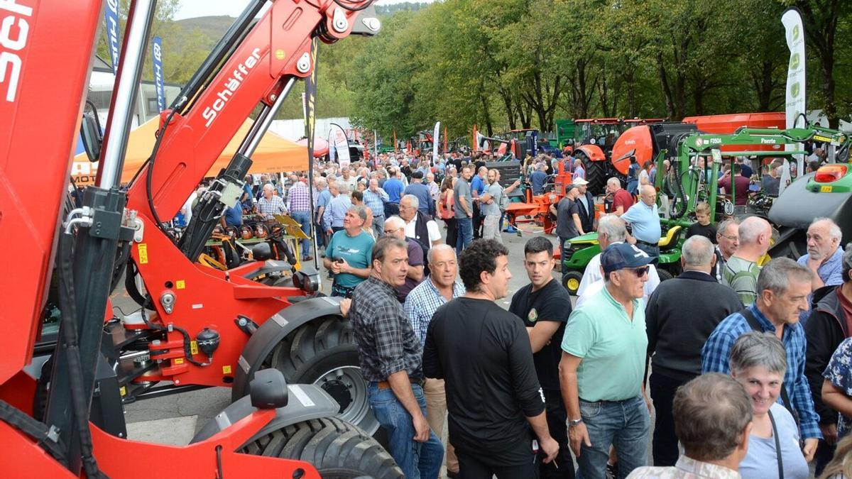 La plaza de laxoa, abarrotada de gente y de maquinaria agrícola.
