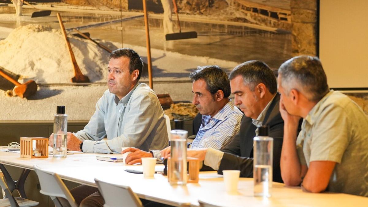 Reunión del sector alimentario en el Valle Salado de Añana.