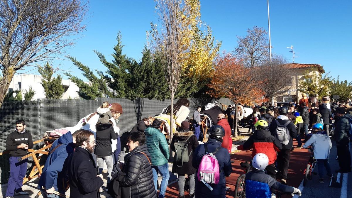 Los gigantes de la Txantrea, a hombros y agachados para no chocar con los árboles.