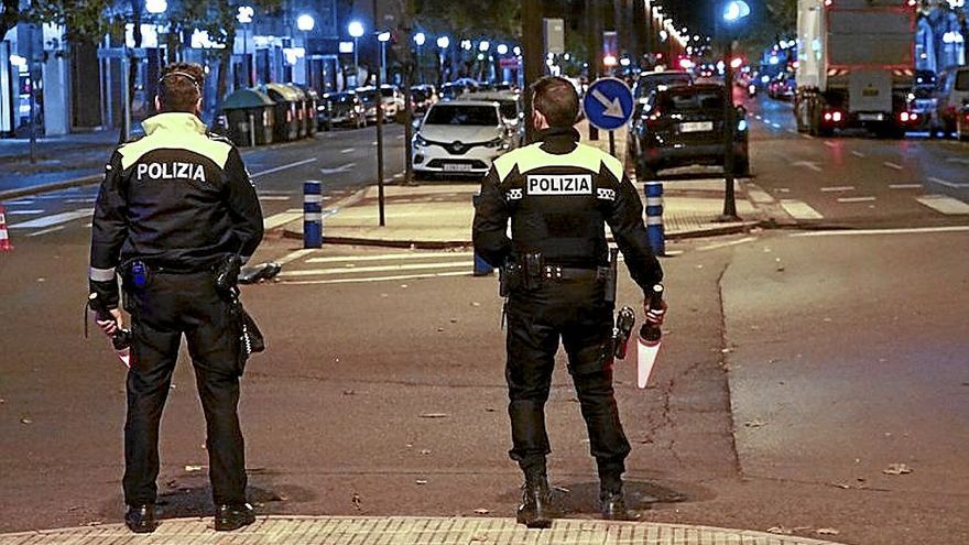 Dos agentes de la Policía Local, en labores de vigilancia.