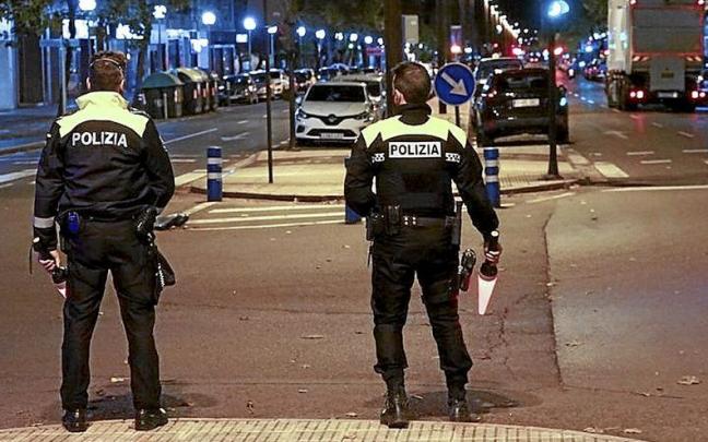 Dos agentes de la Polic&iacute;a Local, en labores de vigilancia.