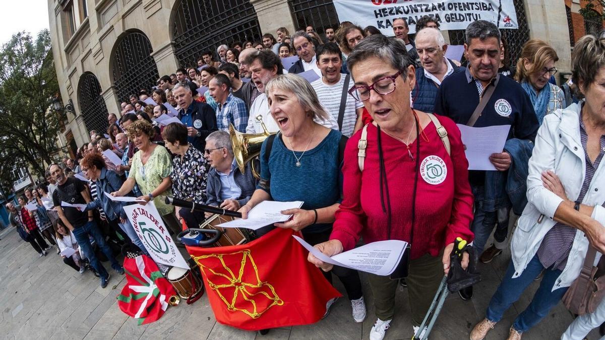 Integrantes de Iruña Taldea, en la plaza de San Francisco.