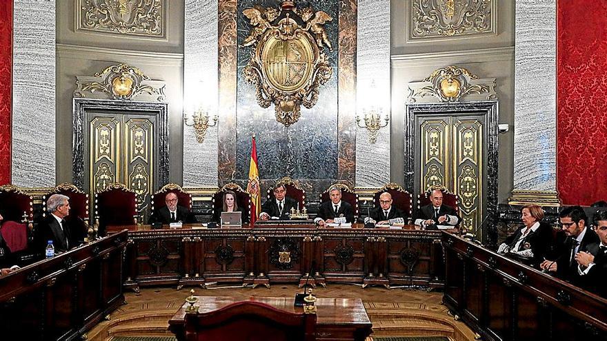 En el centro, los magistrados de la Sala Penal del Supremo, a la izquierda el abogado de Vizcay y a la derecha, las acusaciones.