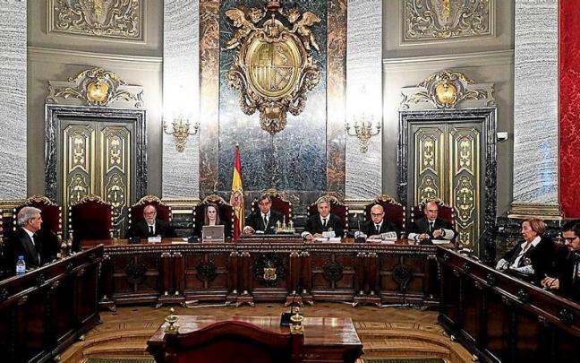En el centro, los magistrados de la Sala Penal del Supremo, a la izquierda el abogado de Vizcay y a la derecha, las acusaciones.