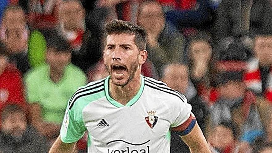 David García, ejerciendo de capitán de Osasuna en la reciente visita de los rojillos a San Mamés. | FOTO: LOF