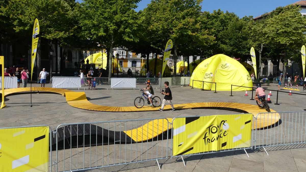 Una pista de pump-track acompaña a esta iniciativa para promover la cultura ciclista y del Tour de Francia.