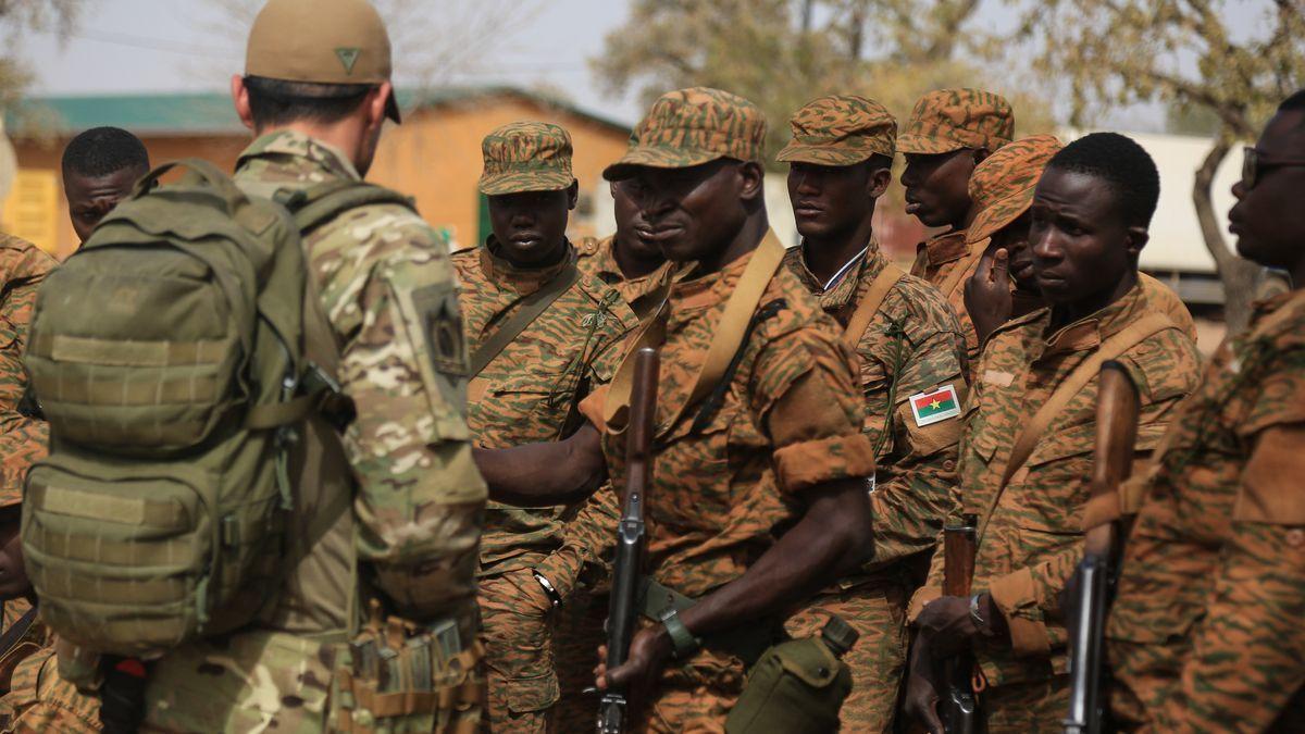 Un grupo de soldados del Ejército de Burkina Faso (África).