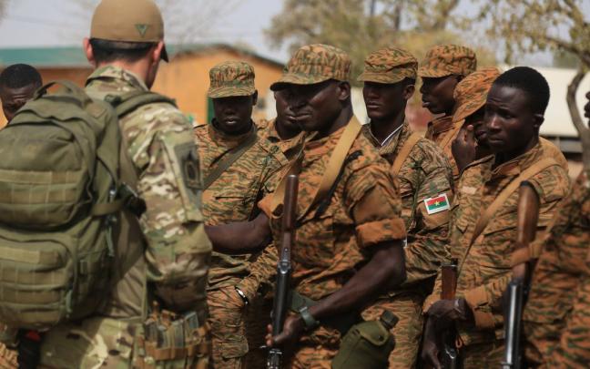 Un grupo de soldados del Ejército de Burkina Faso (África). Un grupo de soldados del Ejército de Burkina Faso (África).