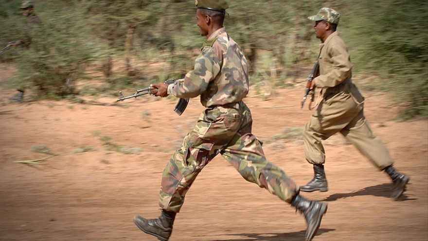 Militares etíopes realizan maniobras de combate.