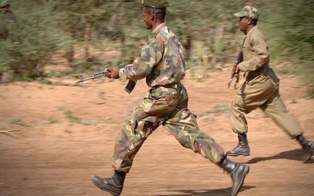 Militares etíopes realizan maniobras de combate. Militares etíopes realizan maniobras de combate.