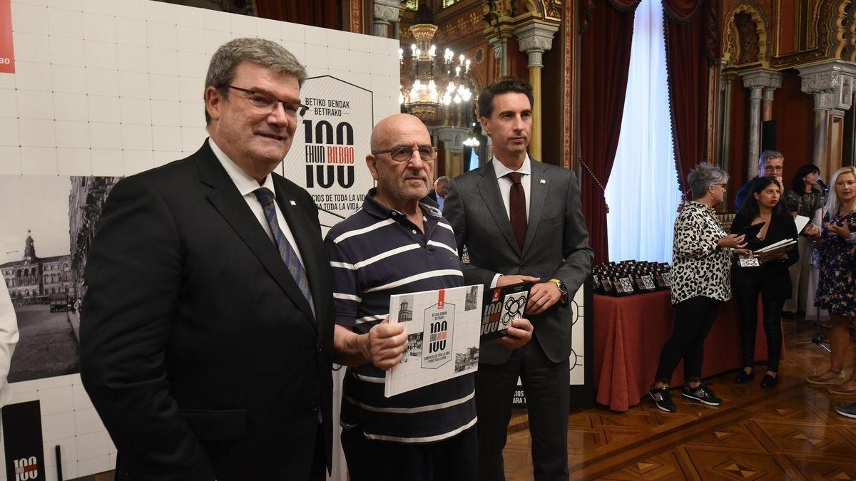 Bilbao homenajea a sus comercios centenarios en una emotiva ceremonia