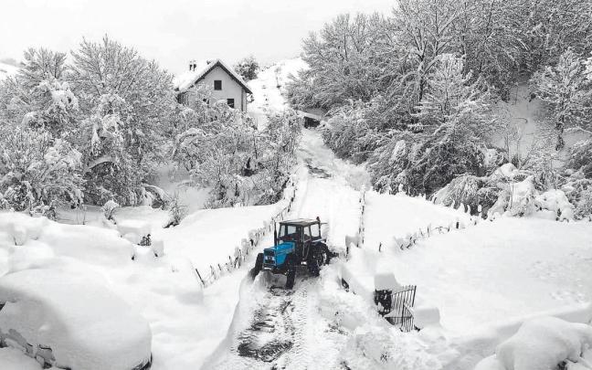 Más de medio metro de nieve sepulta la localidad de Aria, en el Valle de Aezkoa. Más de medio metro de nieve sepulta la localidad de Aria, en el Valle de Aezkoa.