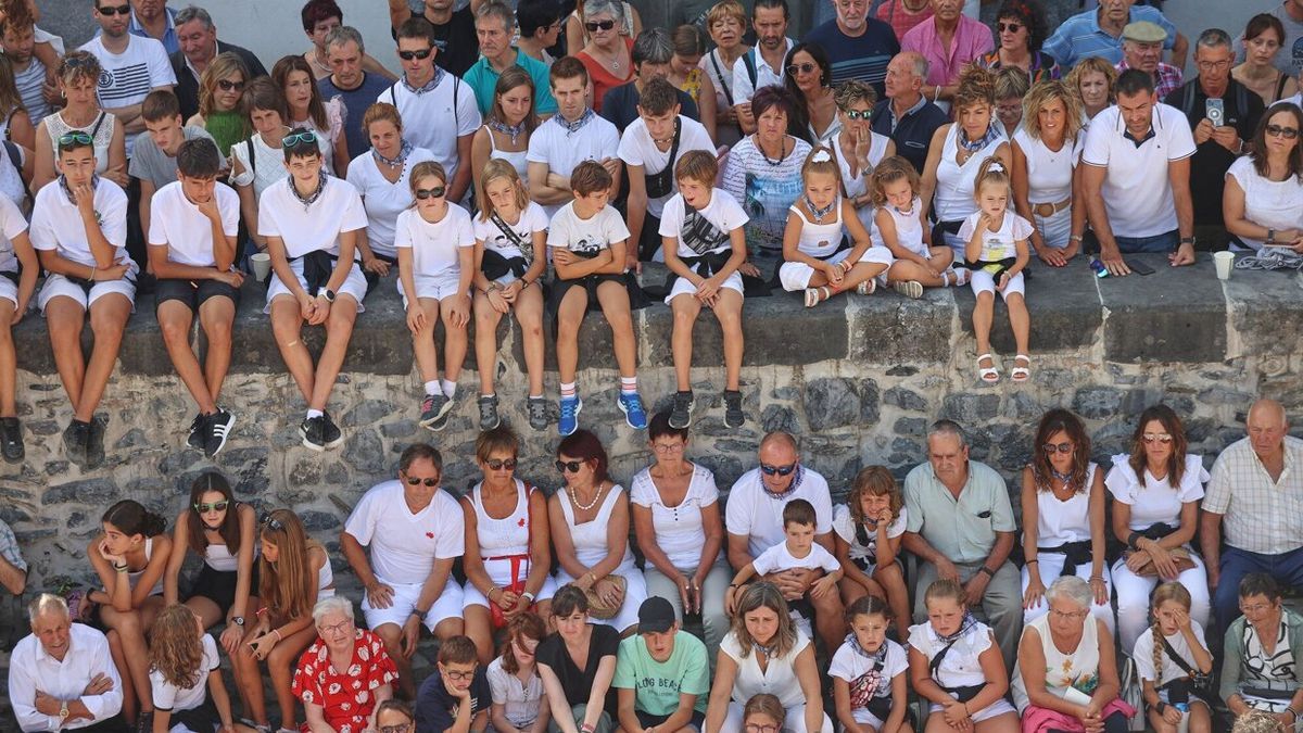 En la plaza de Leitza, ni un hueco libre para ver la Ezpata-dantza.