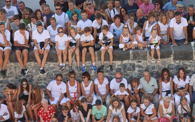 En la plaza de Leitza, ni un hueco libre para ver la Ezpata-dantza.