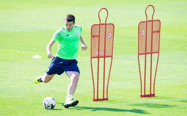 Viviean sufre un esguince en su tobillo izquierdo y ha entrenado en el interior de las instalaciones de Lezama