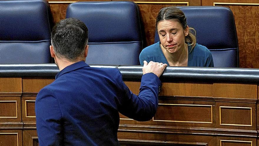 La ministra de Igualdad, Irene Montero, con gesto cariacontencido ante el portavoz de ERC, Gabriel Rufián. | FOTO: EUROPA PRESS