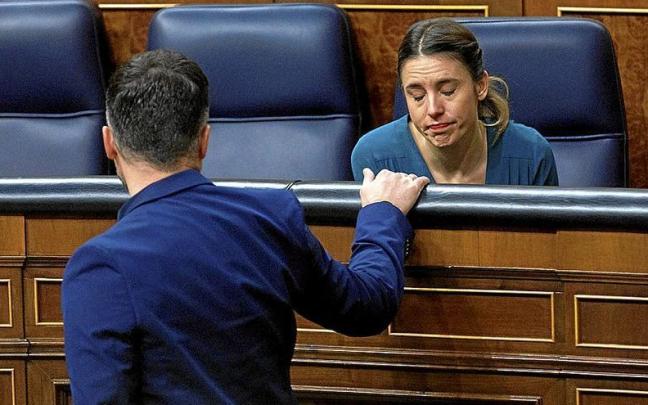 La ministra de Igualdad, Irene Montero, con gesto cariacontencido ante el portavoz de ERC, Gabriel Rufi&aacute;n. | FOTO: EUROPA PRESS