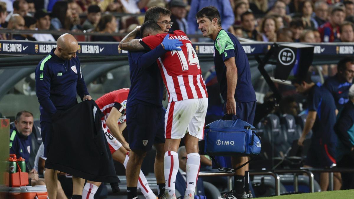 Dani García llora en el hombro de Josean Lekue, jefe de los servicios médicos del Athletic.