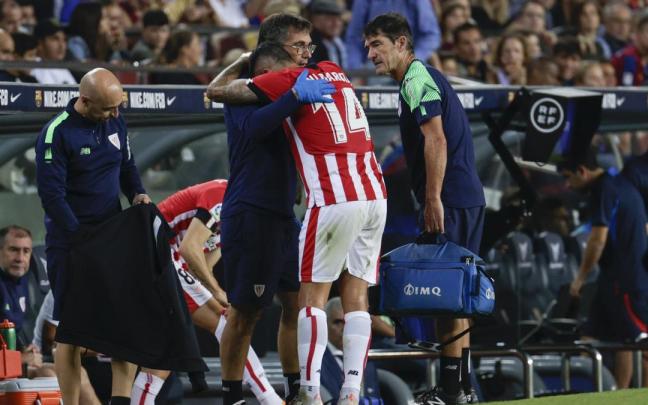 Dani García llora en el hombro de Josean Lekue, jefe de los servicios médicos del Athletic. Dani García llora en el hombro de Josean Lekue, jefe de los servicios médicos del Athletic.