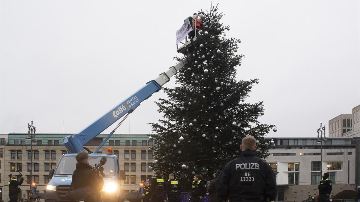 El árbol de Navidad atacado.