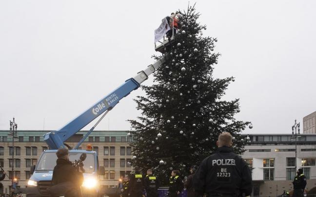 El &aacute;rbol de Navidad atacado.