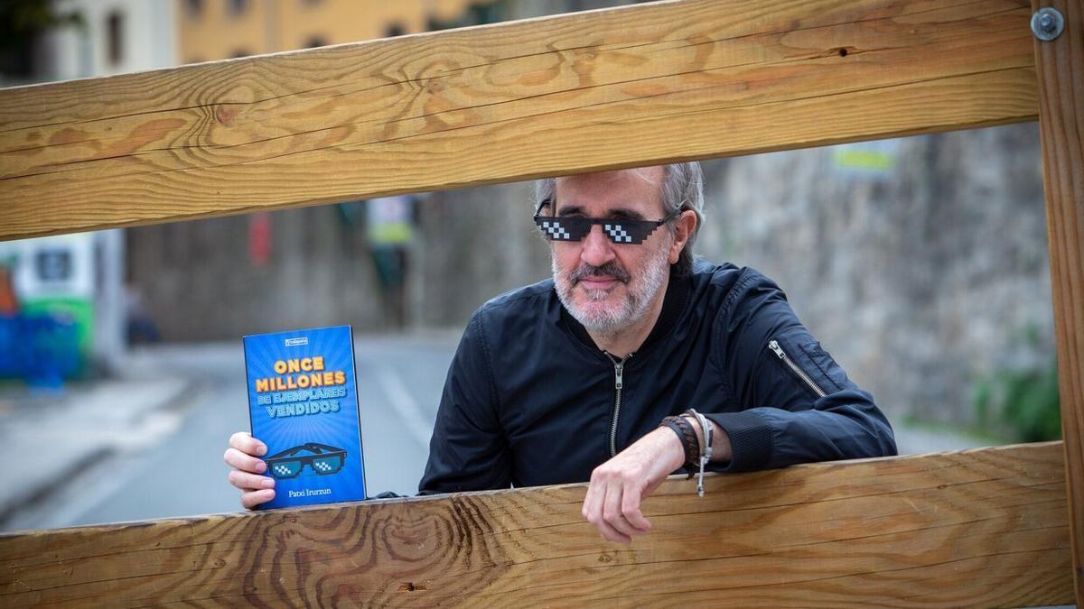 Patxi Irurzun posa con su libro en el vallado de los corralillos de Santo Domingo de Pamplona.