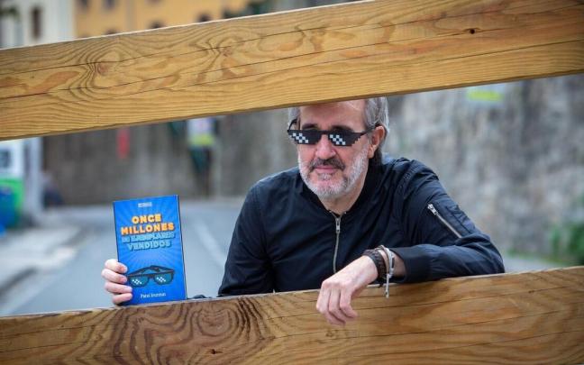 Patxi Irurzun posa con su libro en el vallado de los corralillos de Santo Domingo de Pamplona. Patxi Irurzun posa con su libro en el vallado de los corralillos de Santo Domingo de Pamplona.