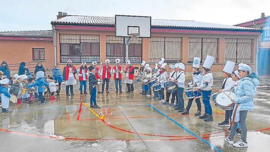 El alumnado, junto con los txistularis, toca en el patio del Colegio Público.