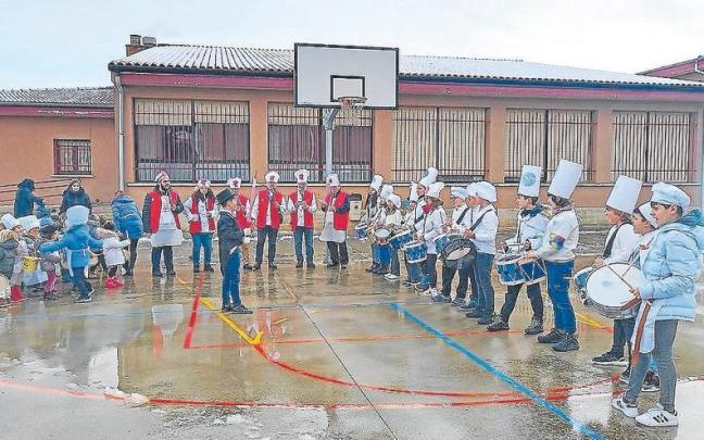 El alumnado, junto con los txistularis, toca en el patio del Colegio Público. El alumnado, junto con los txistularis, toca en el patio del Colegio Público.