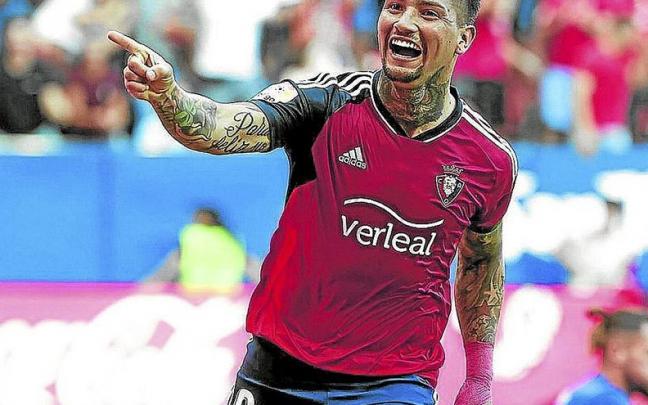 Chimy Ávila celebra su gol frente al Cádiz. | FOTO: EFE