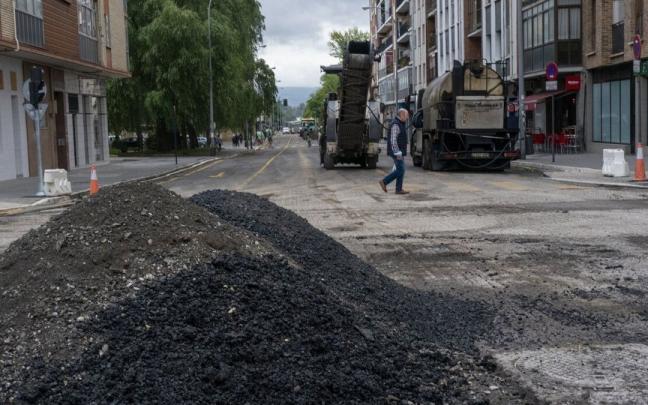 Asfaltado de una calle en Vitoria.