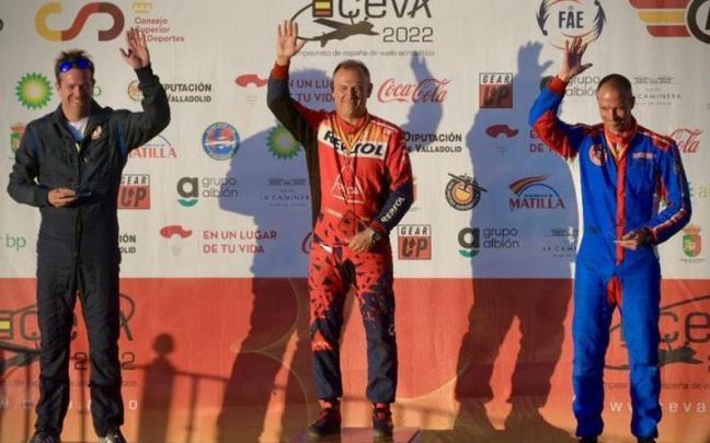 C&aacute;stor Fantoba en el podio despu&eacute;s de ganar el t&iacute;tulo.