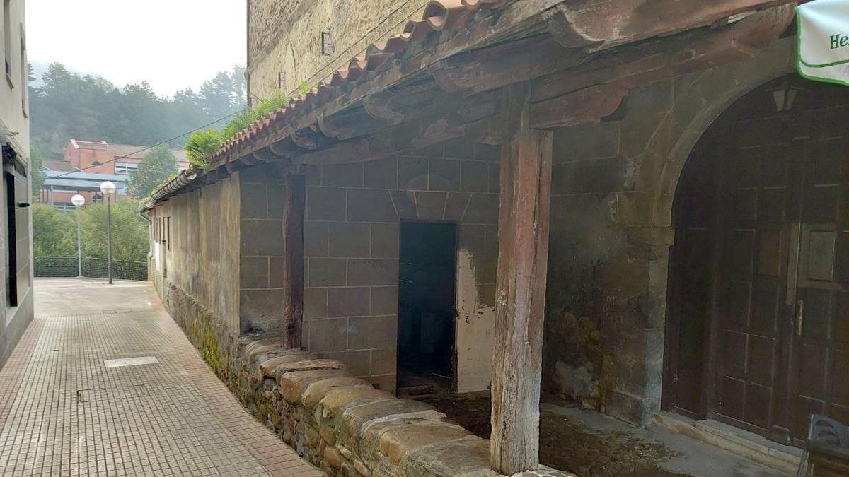 Imagen de la estructura porticada de la iglesia de San Bartolomé donde está la sacristía.