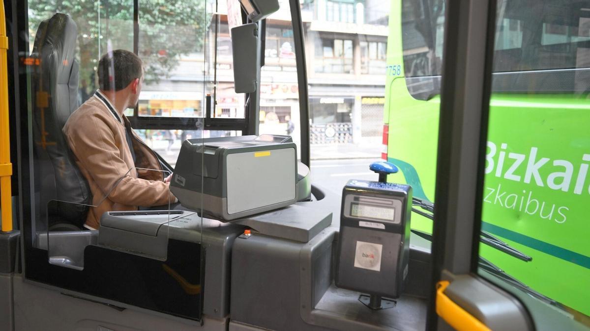 Josu, ayer, en el puesto de chófer de una de las unidades que cubre la ruta donde le agredieron.