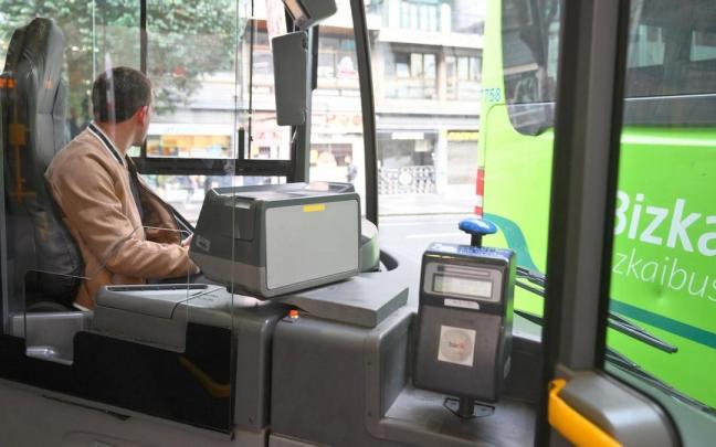 Josu, ayer, en el puesto de chófer de una de las unidades que cubre la ruta donde le agredieron.