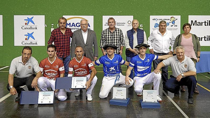 Los finalistas, posando con las autoridades, patrocinadores y organizadores del campeonato. | FOTOS: MIGUEL OSÉS