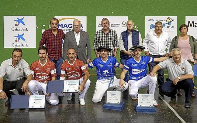 Los finalistas, posando con las autoridades, patrocinadores y organizadores del campeonato. | FOTOS: MIGUEL OSÉS