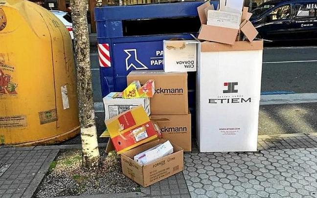 Cartones fuera de unos contenedores, en Elgoibar. | FOTO: MANCOMUNIDAD