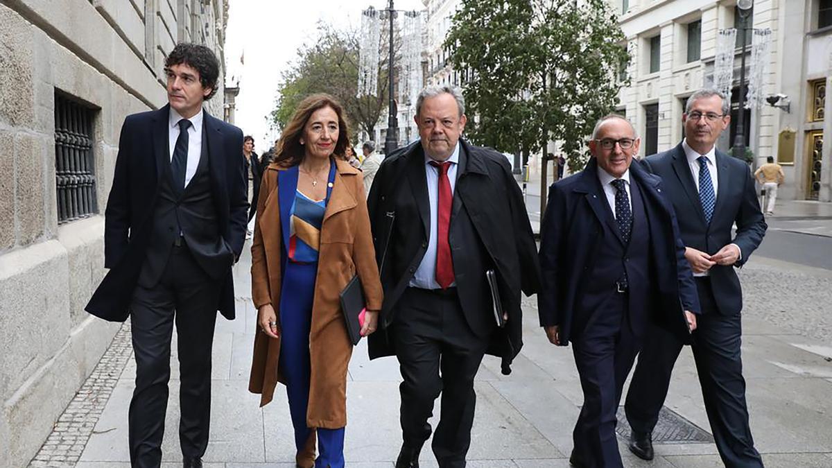 Los tres diputados generales y los consejeros Azpiazu y Garamendi, esta mañana en Madrid.