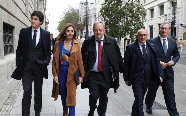 Los tres diputados generales y los consejeros Azpiazu y Garamendi, esta ma&ntilde;ana en Madrid.