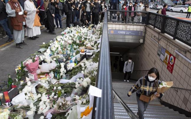 Homenaje a las v&iacute;ctimas de la tragedia en el barrio de Itaweon.