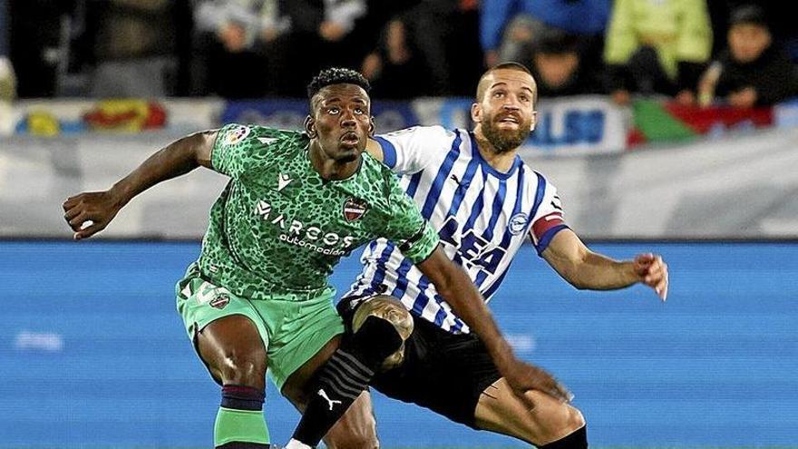 Laguardia pelea el bal&oacute;n con Bouldini en el &uacute;ltimo partido disputado en Mendizorroza.