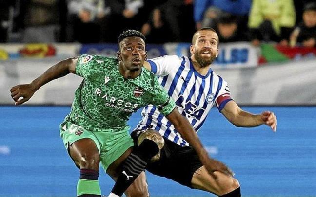 Laguardia pelea el bal&oacute;n con Bouldini en el &uacute;ltimo partido disputado en Mendizorroza.