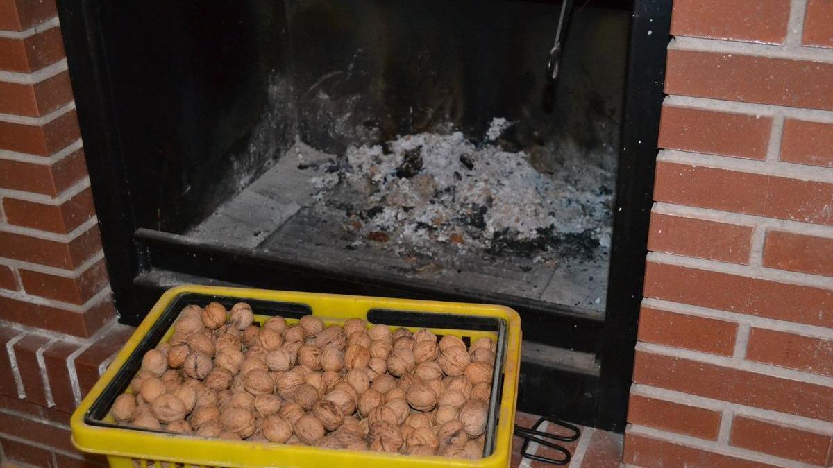 Cesto de nueces junto a una chimenea