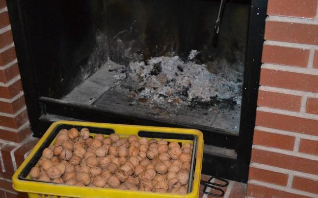 Cesto de nueces junto a una chimenea