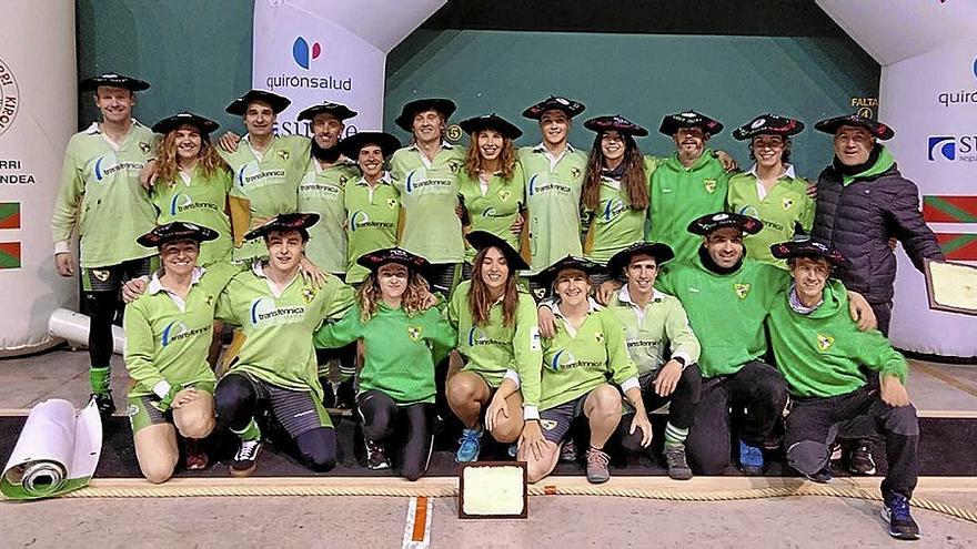 Los deportistas del Beti Gazte posan con las txapelas tras el evento.