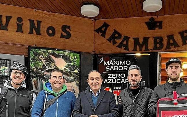 Páez junto a comerciantes y responsables de Badoa. | FOTO: N.G.