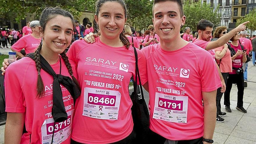 Irati Núñez, Amaia Marzábal y Peio Miquélez, en la Plaza del Castillo.