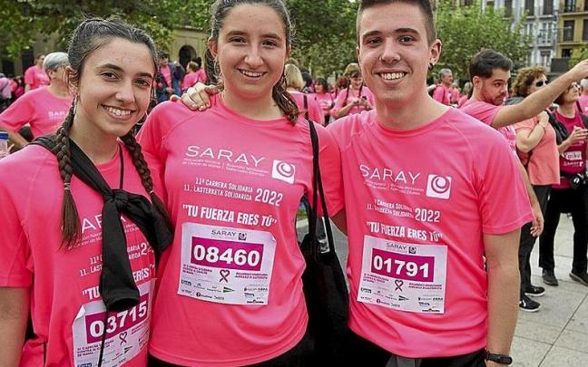 Irati Núñez, Amaia Marzábal y Peio Miquélez, en la Plaza del Castillo.