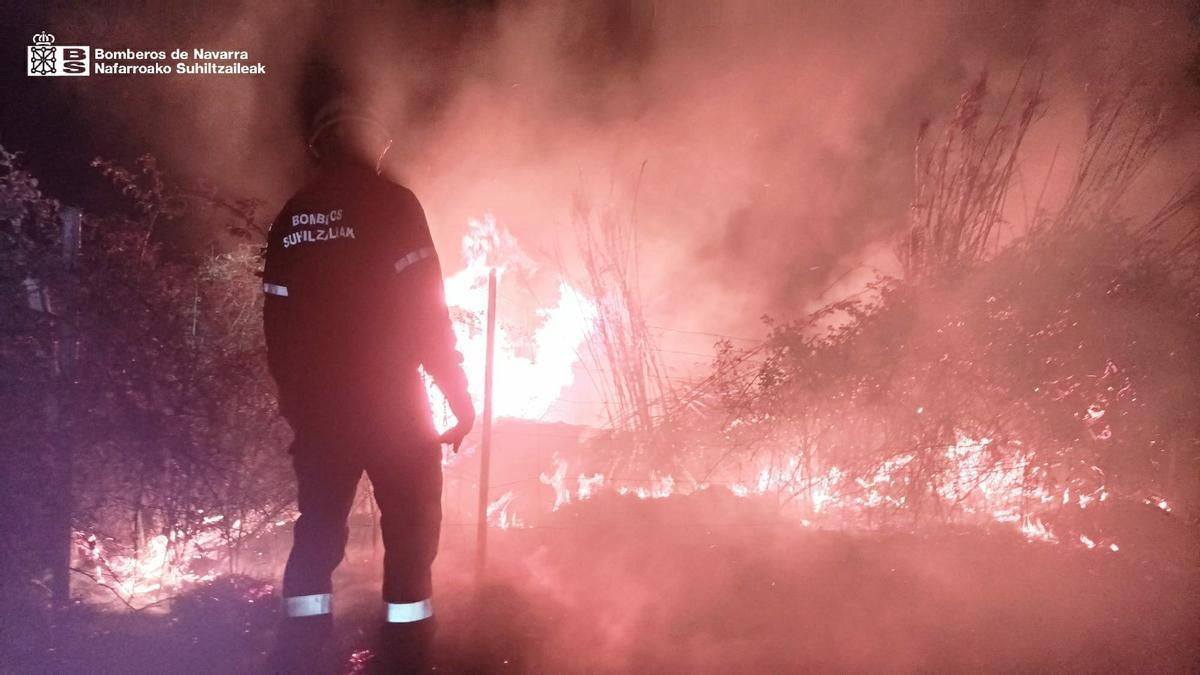 Un bombero, frente a las llamas en Cascante.